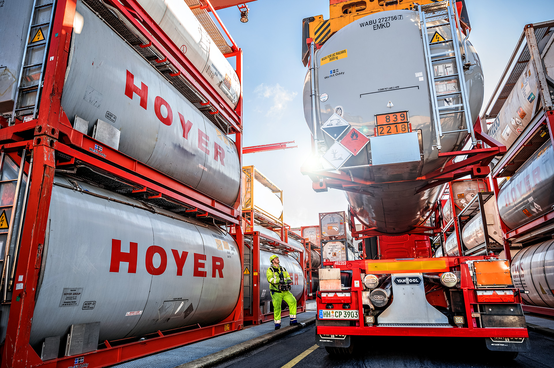 HOYER Tankcontainer am Gefahrgutterminal am Kran